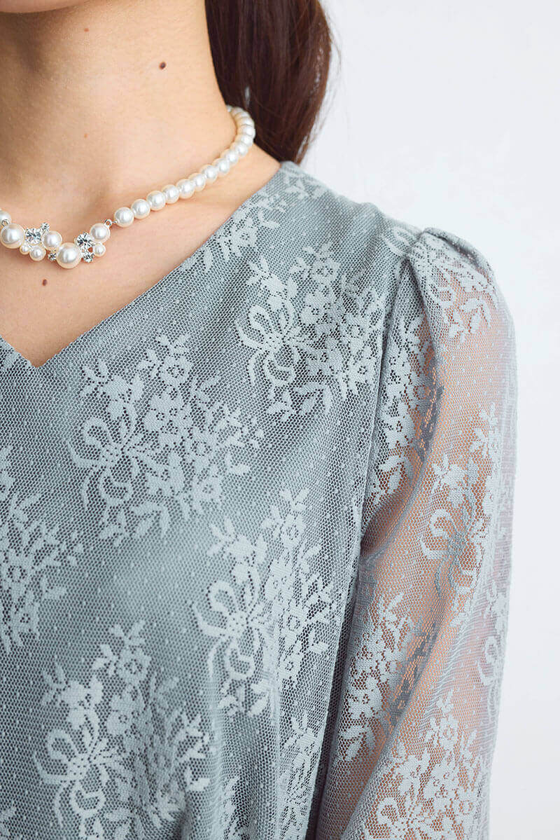 ライトグレーのフラワーブーケレースドレス