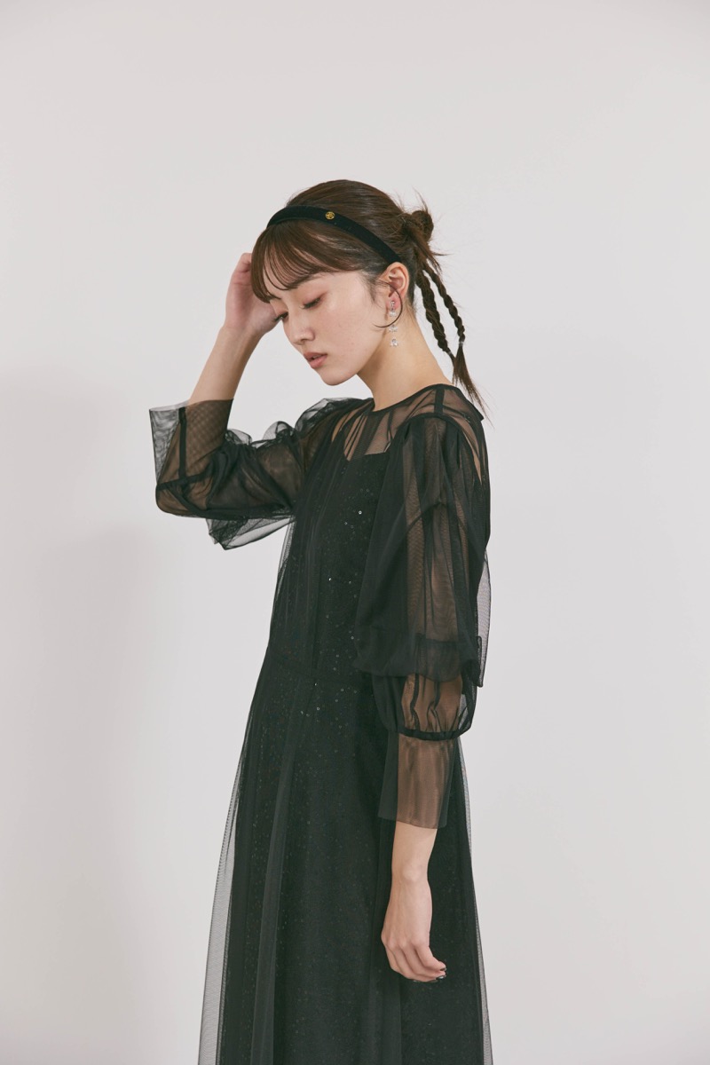 ブラックのシアーエプロンレースドレス