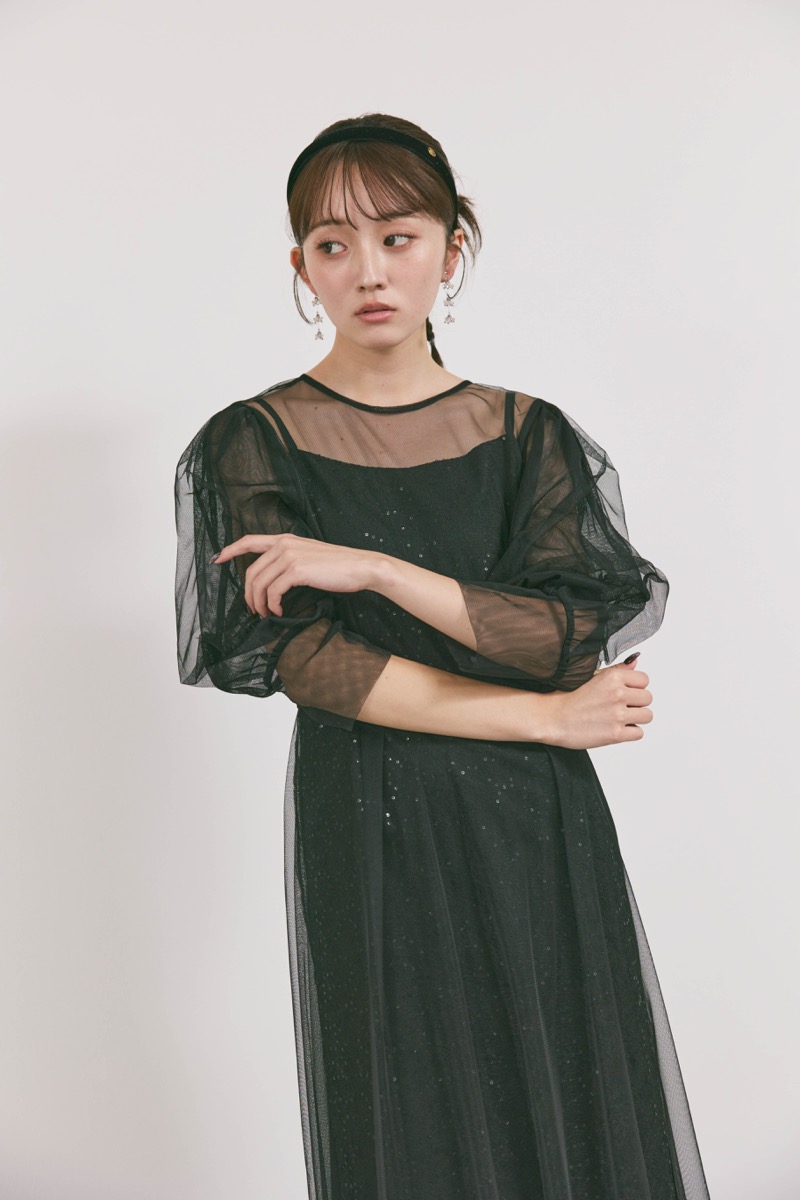 ブラックのシアーエプロンレースドレス