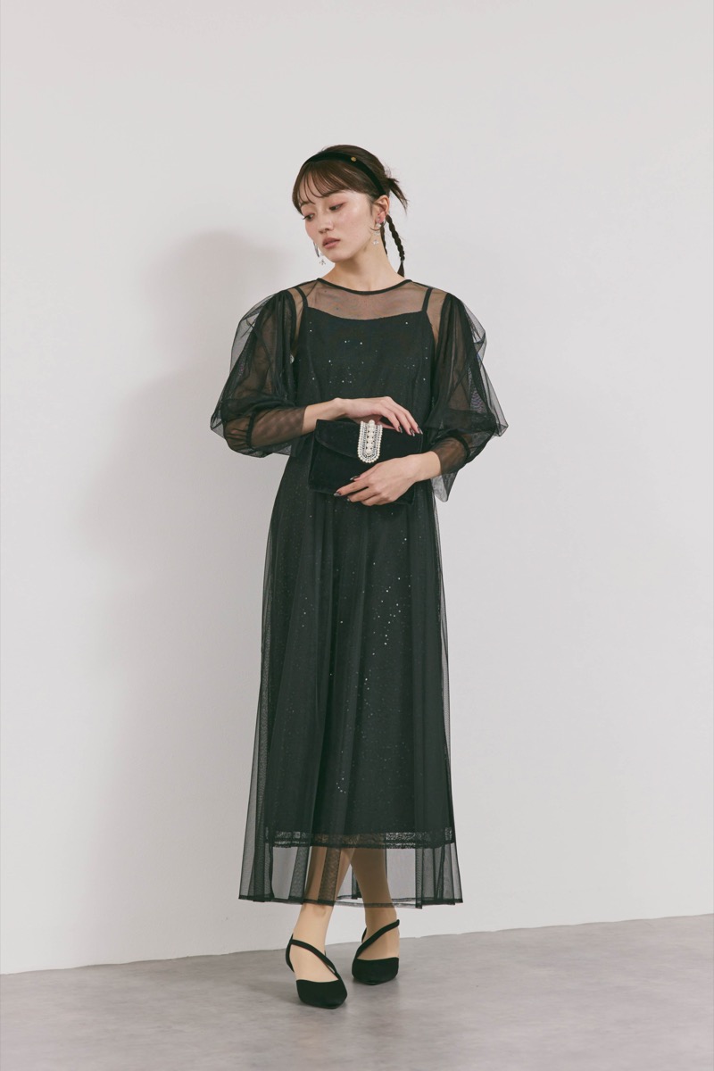 ブラックのシアーエプロンレースドレス