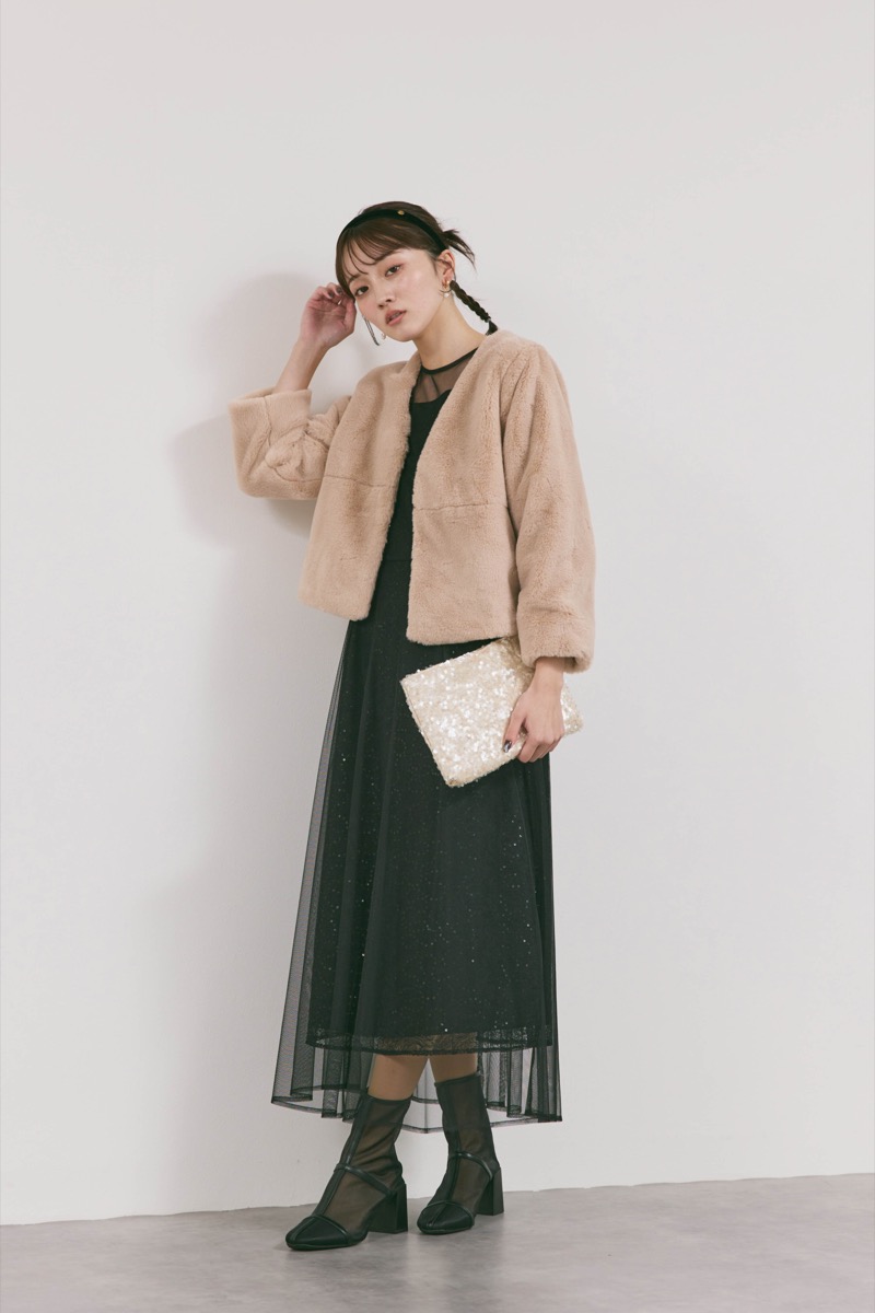 ブラックのシアーエプロンレースドレス