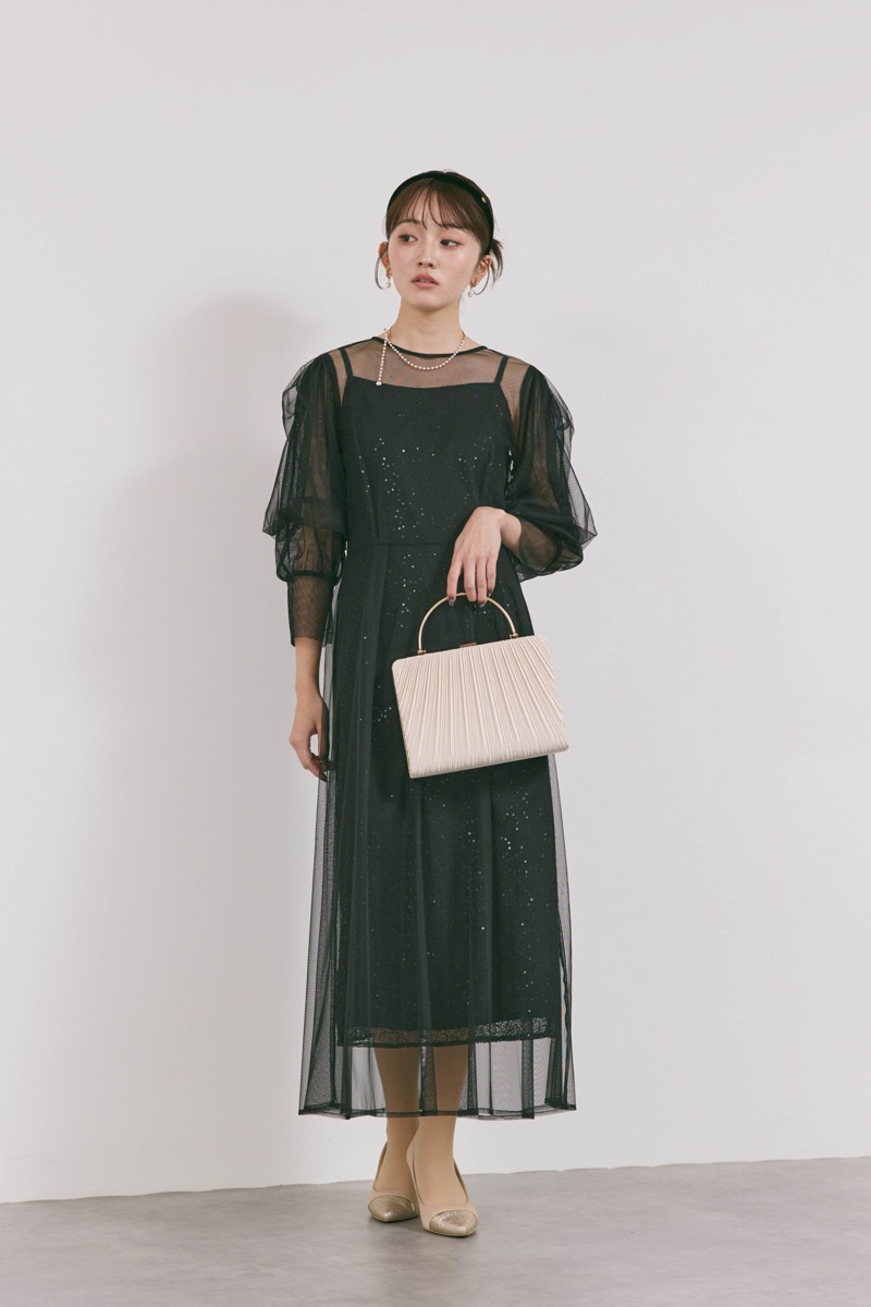 ブラックのシアーエプロンレースドレス