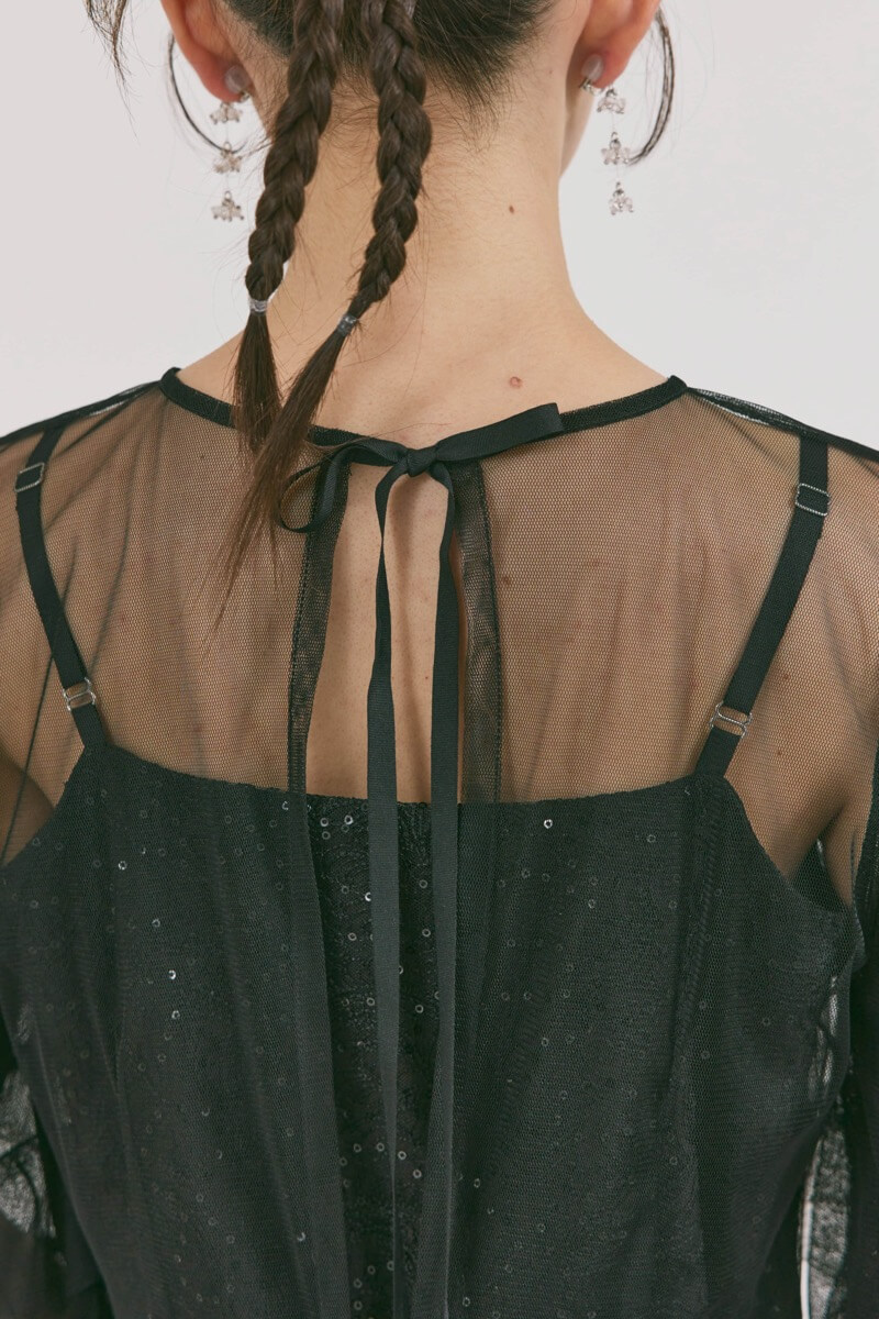 ブラックのシアーエプロンレースドレス