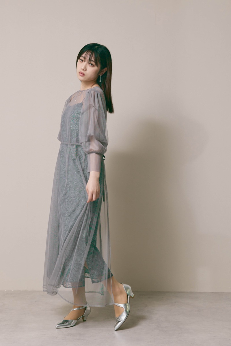 グレーのシアーエプロンレースドレス