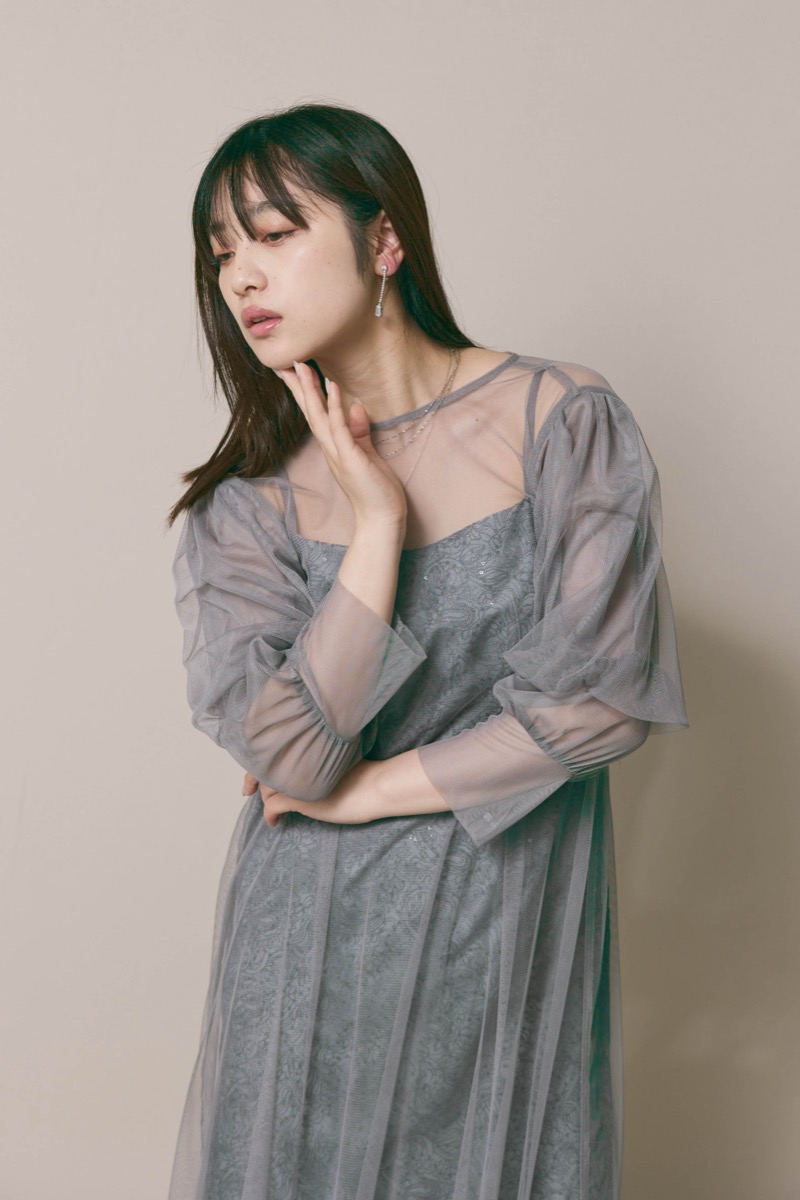 グレーのシアーエプロンレースドレス