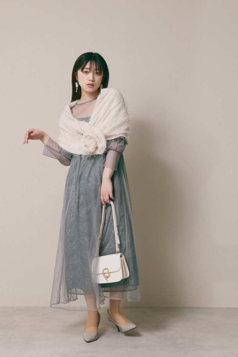 グレーのシアーエプロンレースドレス