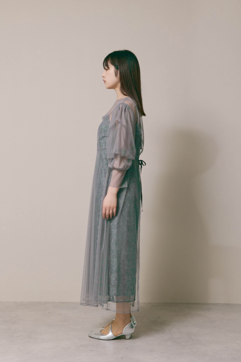 グレーのシアーエプロンレースドレス
