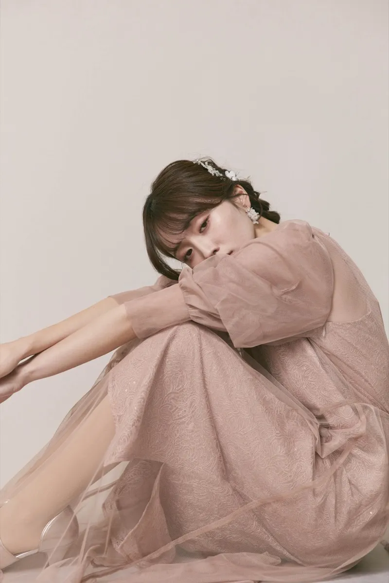 ピンクベージュのシアーエプロンレースドレス