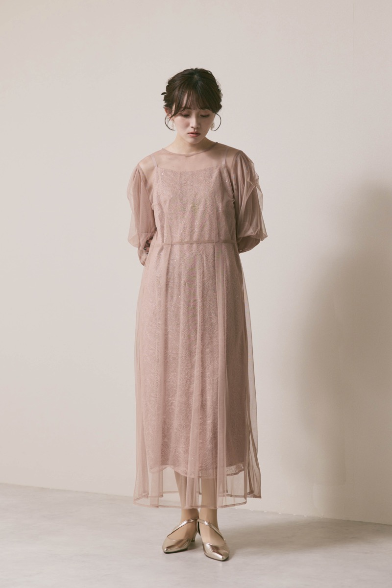 ピンクベージュのシアーエプロンレースドレス