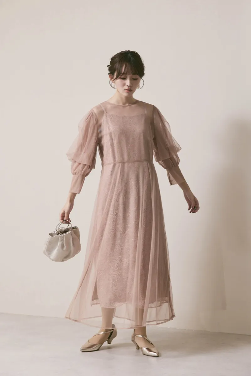 ピンクベージュのシアーエプロンレースドレス