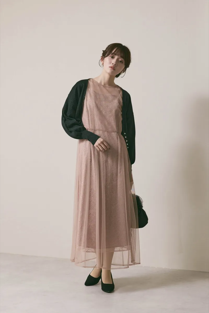 ピンクベージュのシアーエプロンレースドレス