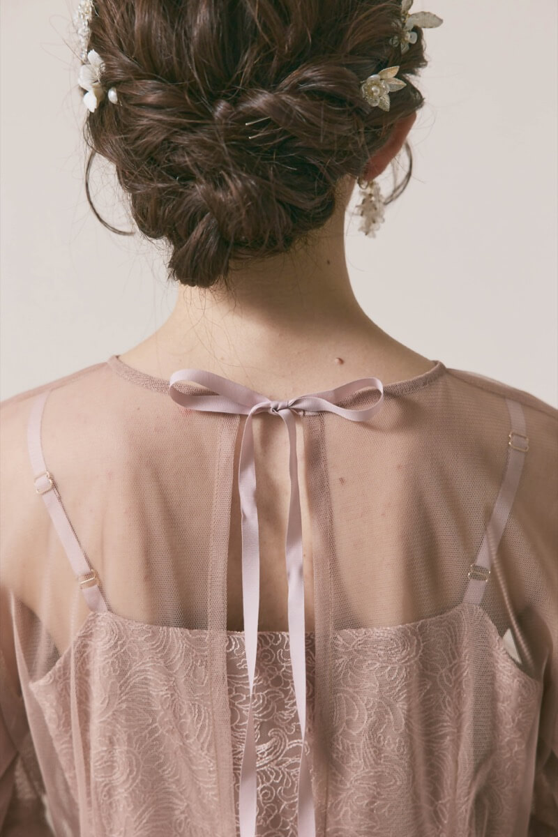 ピンクベージュのシアーエプロンレースドレス