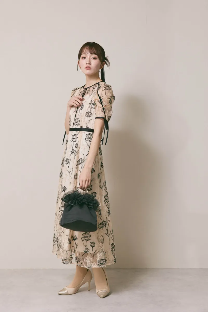 ベージュのラインフラワーエンブロイダリードレス