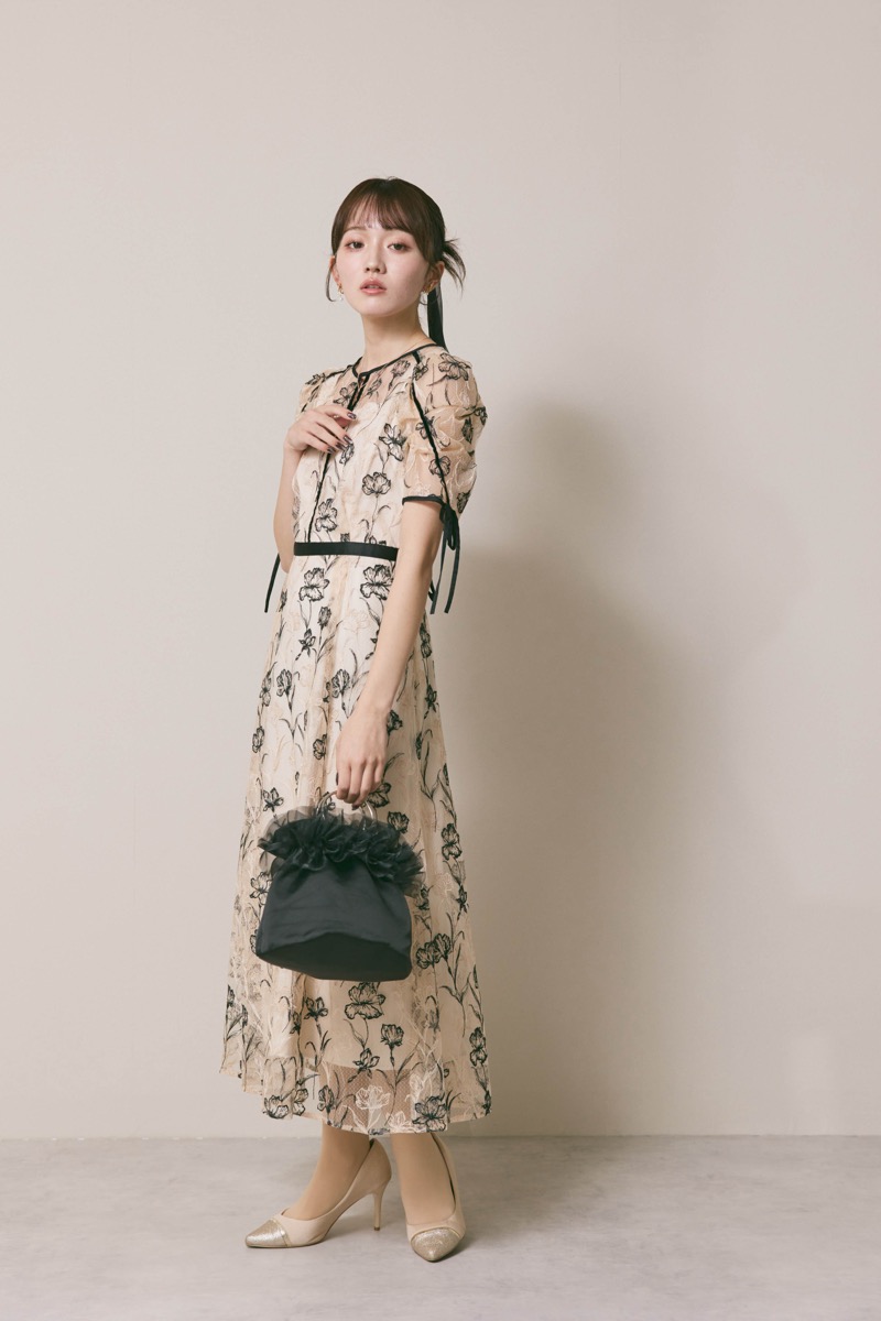 ベージュのラインフラワーエンブロイダリードレス