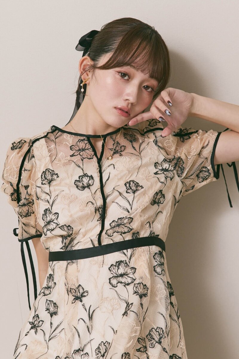 ベージュのラインフラワーエンブロイダリードレス