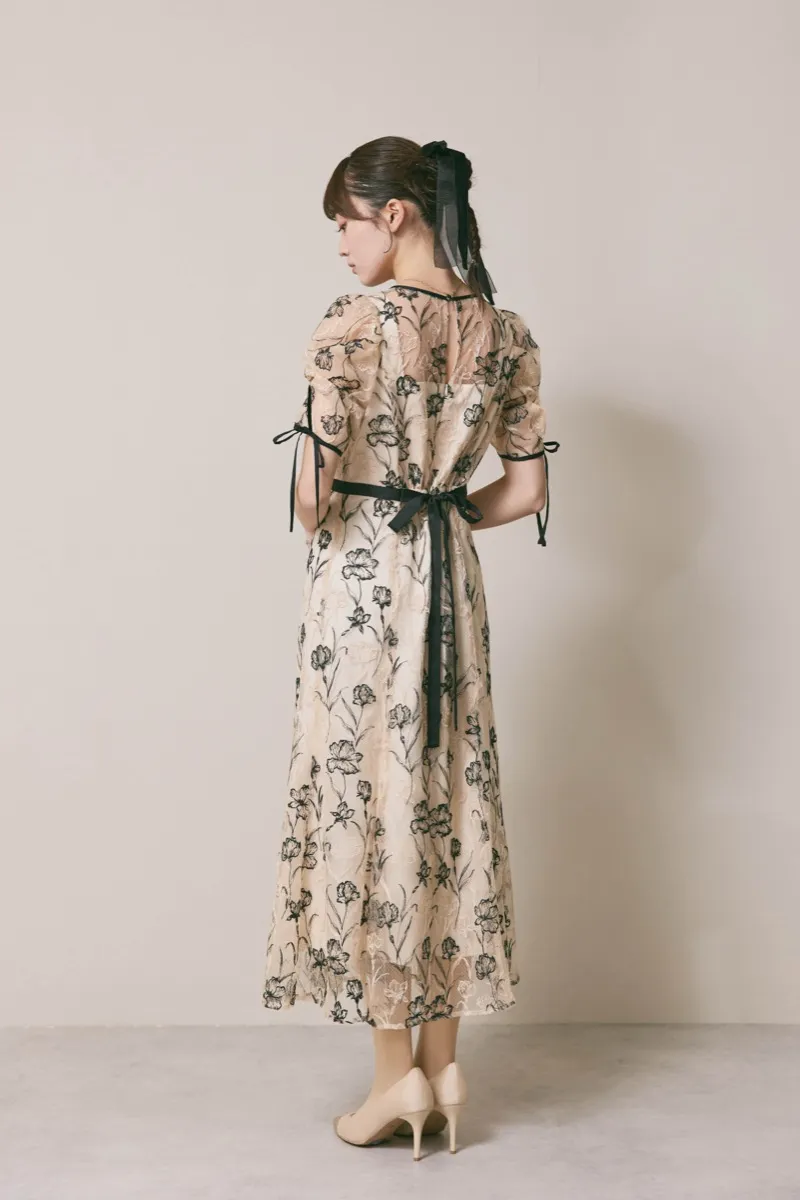 ベージュのラインフラワーエンブロイダリードレス
