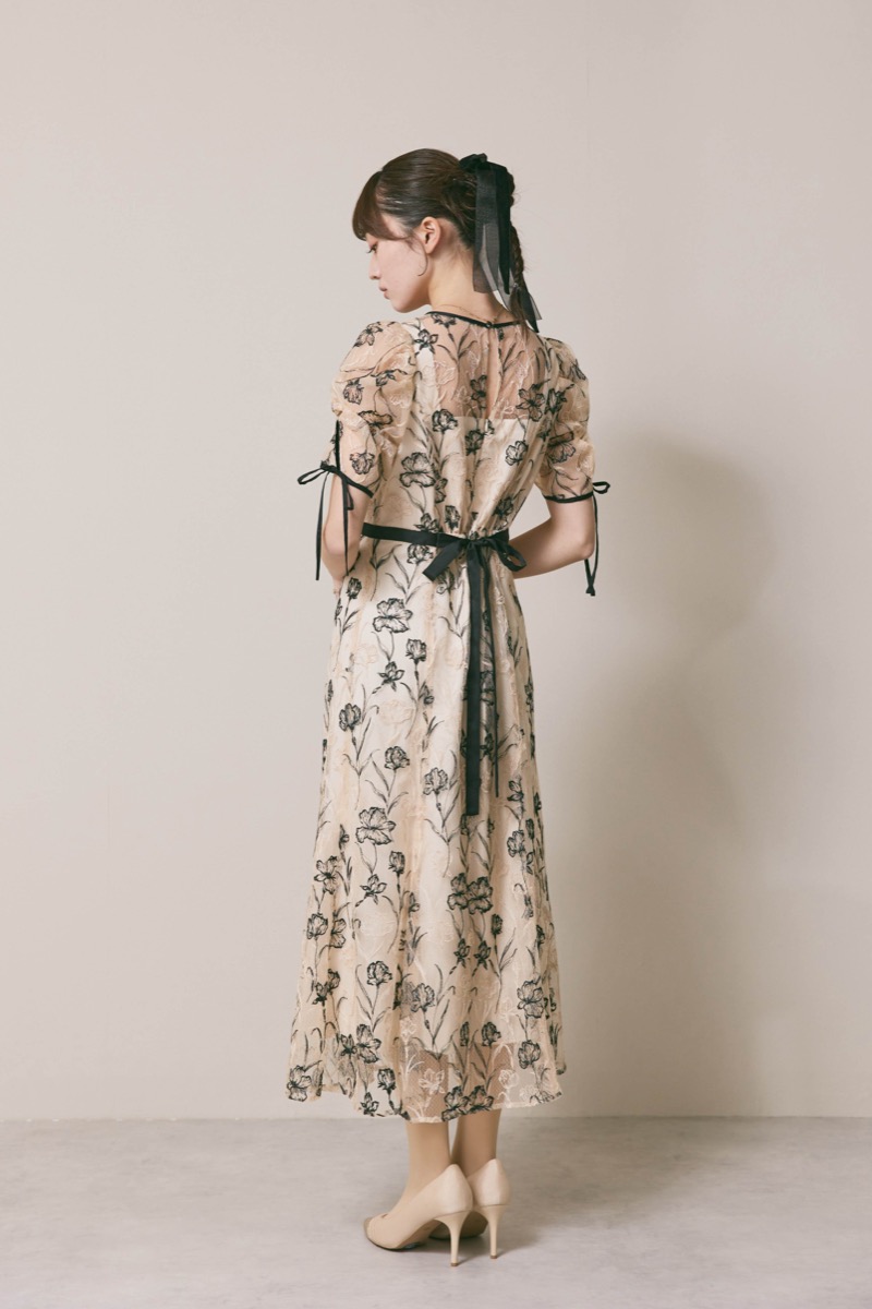 ベージュのラインフラワーエンブロイダリードレス
