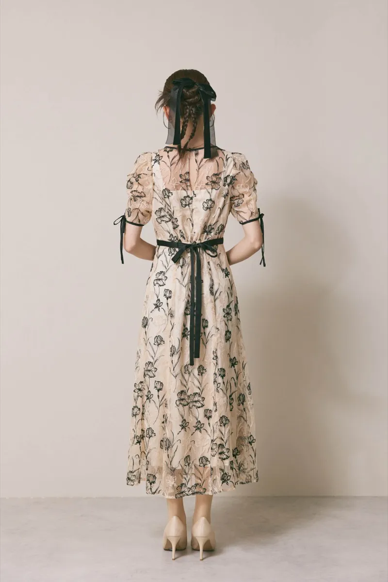 ベージュのラインフラワーエンブロイダリードレス