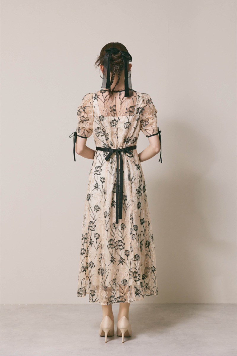 ベージュのラインフラワーエンブロイダリードレス