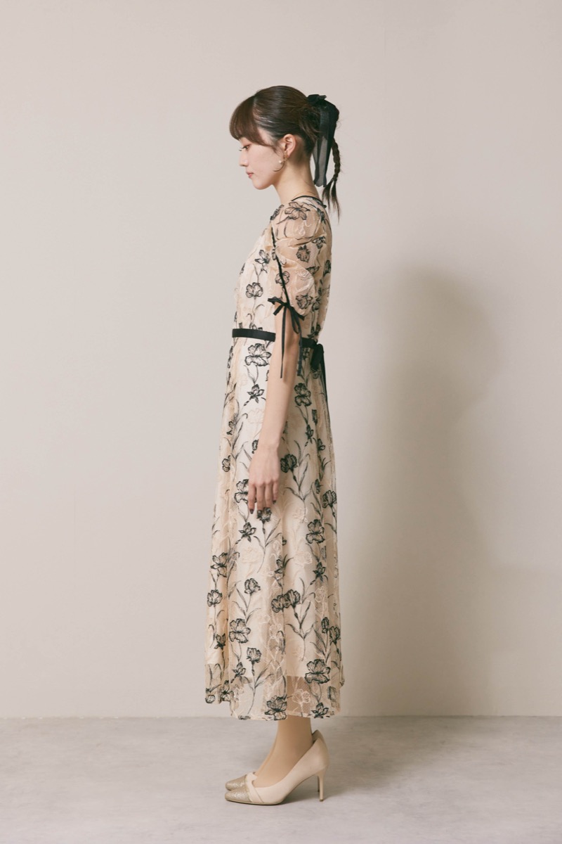 ベージュのラインフラワーエンブロイダリードレス