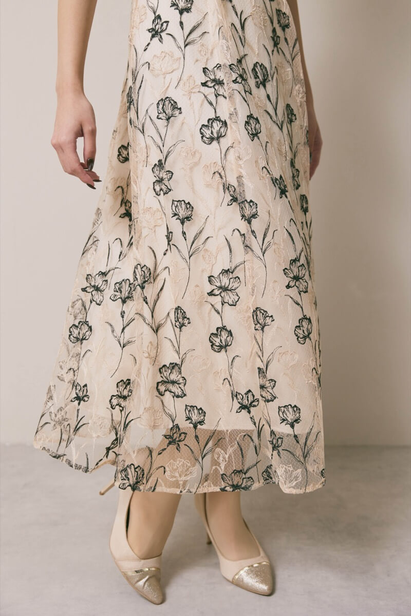 ベージュのラインフラワーエンブロイダリードレス