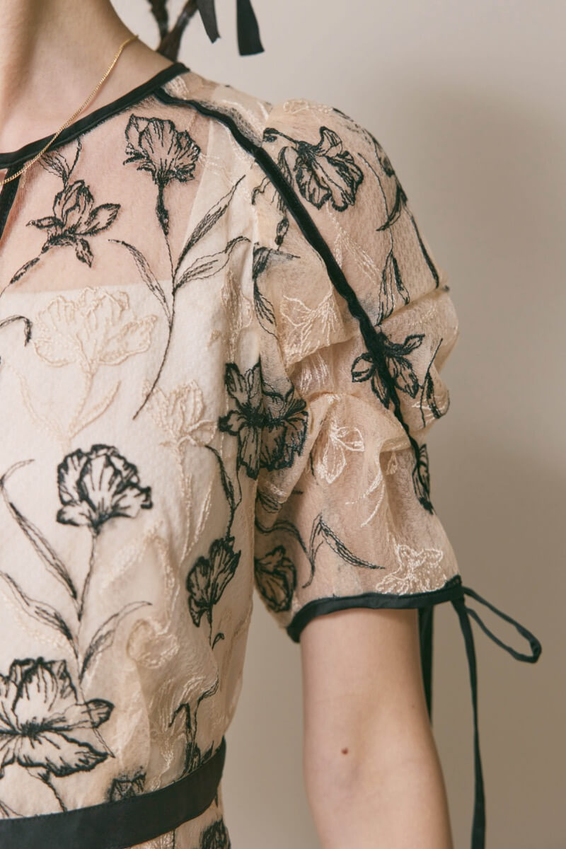 ベージュのラインフラワーエンブロイダリードレス