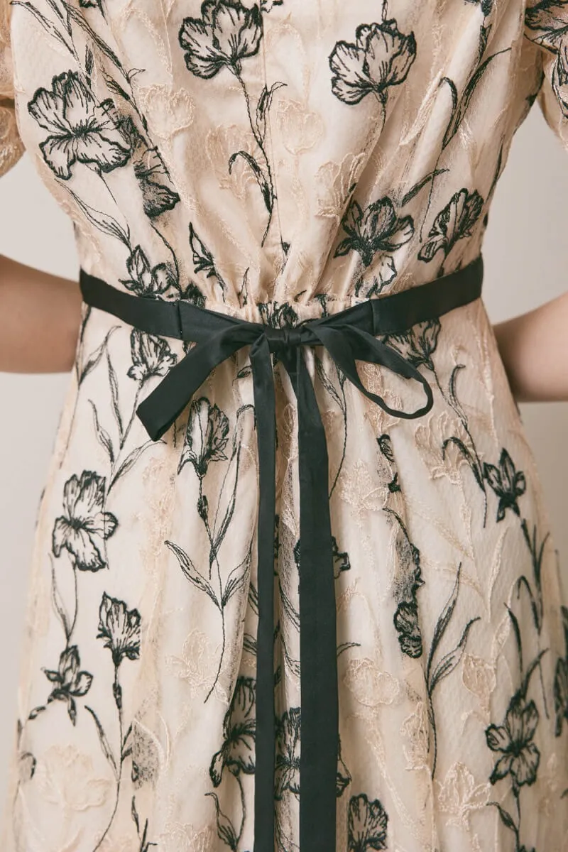 ベージュのラインフラワーエンブロイダリードレス