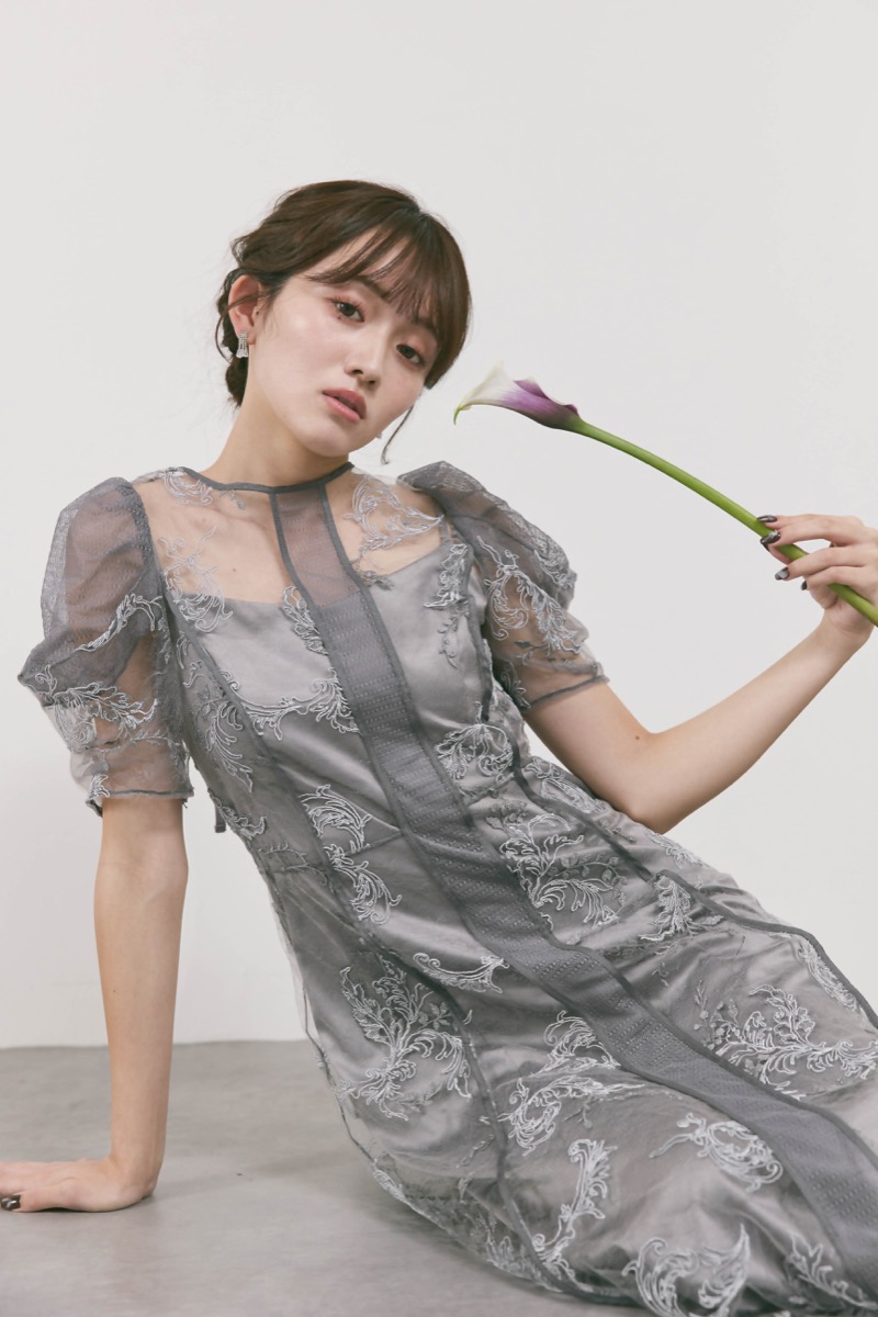 グレーのコードフラワレースドレス