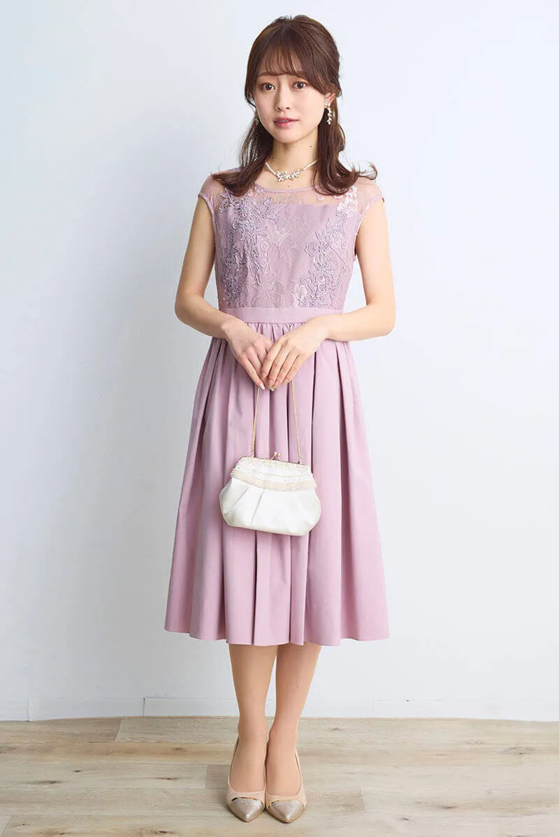 ピンクのエンブロイダリーフレアドレス