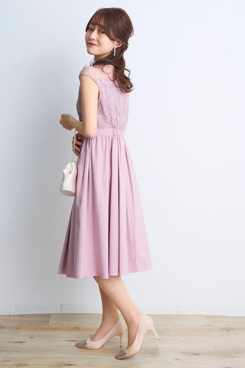 ピンクのエンブロイダリーフレアドレス