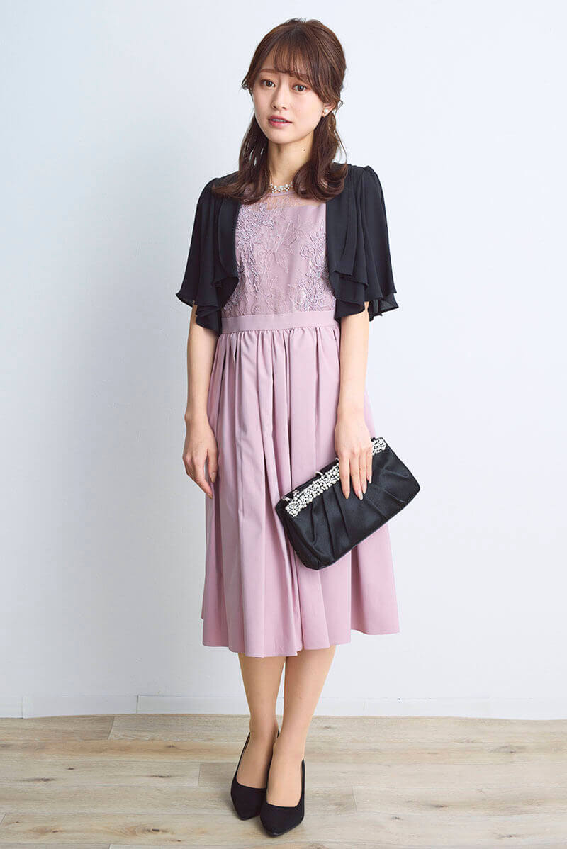 ピンクのエンブロイダリーフレアドレス