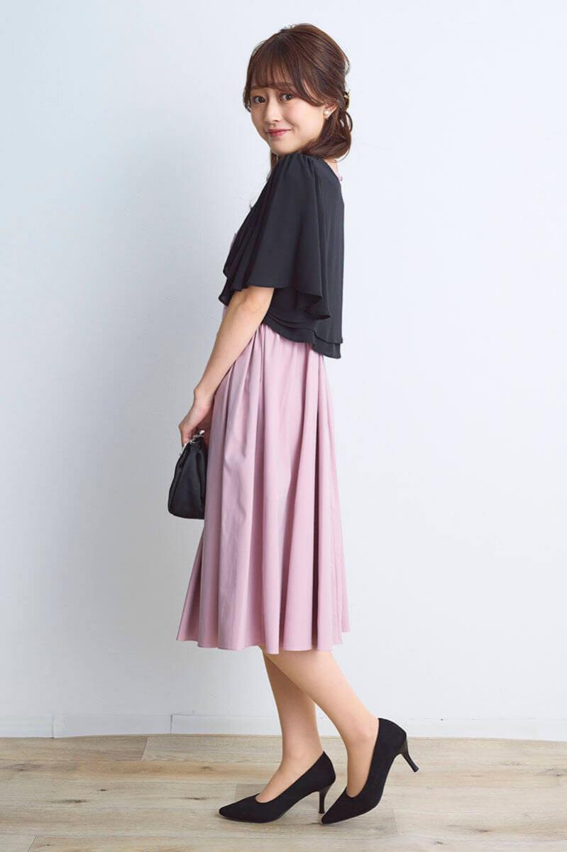 ピンクのエンブロイダリーフレアドレス