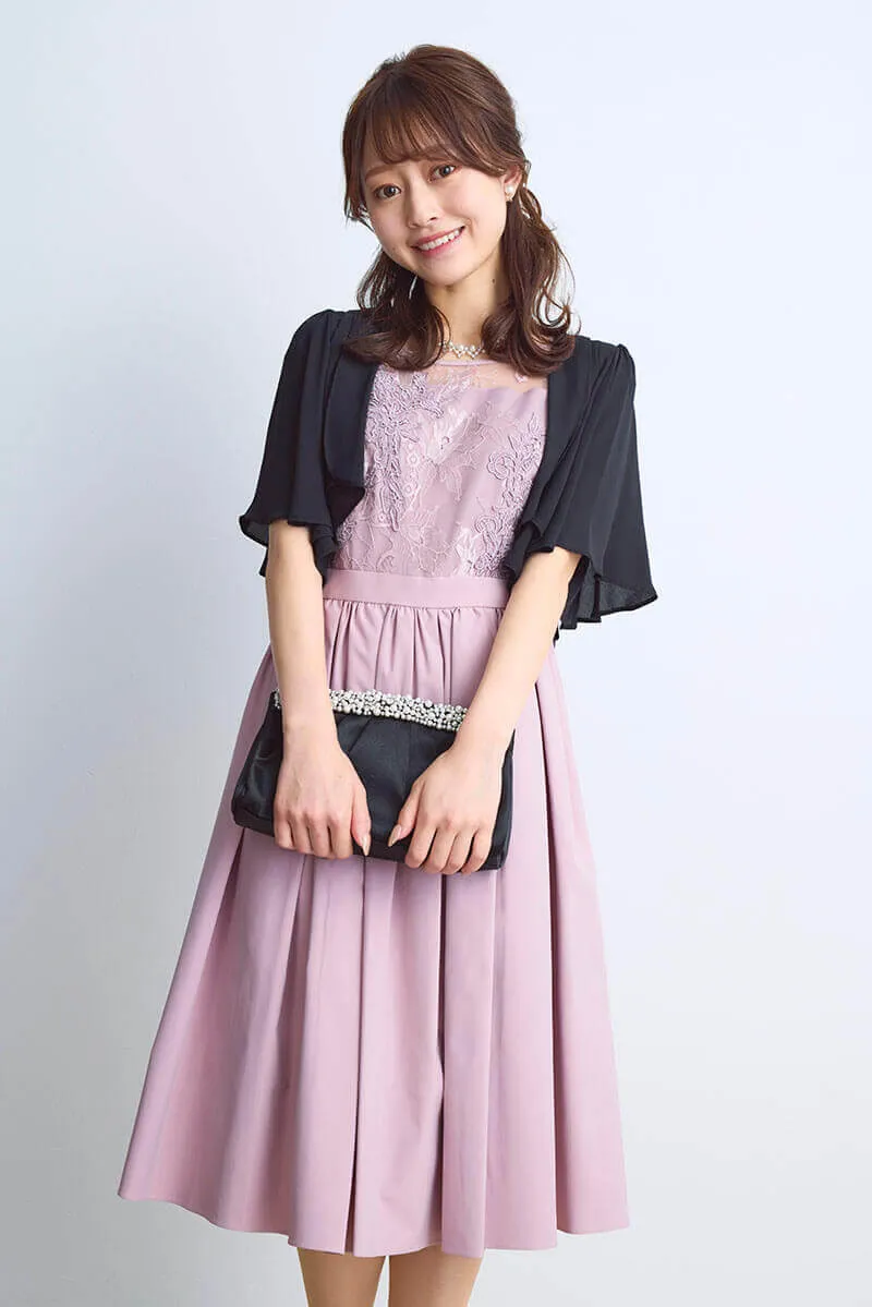 ピンクのエンブロイダリーフレアドレス