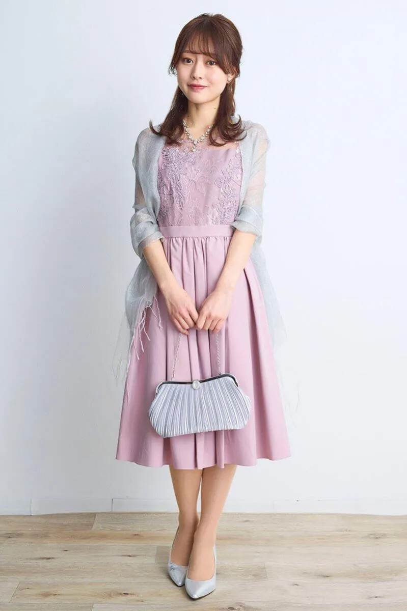 ピンクのエンブロイダリーフレアドレス