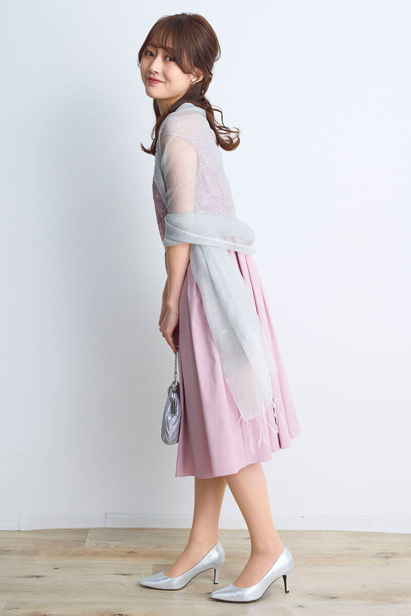 ピンクのエンブロイダリーフレアドレス