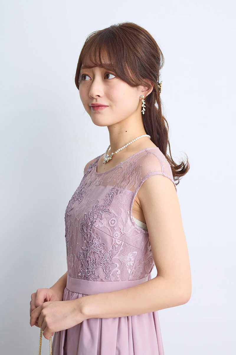 ピンクのエンブロイダリーフレアドレス