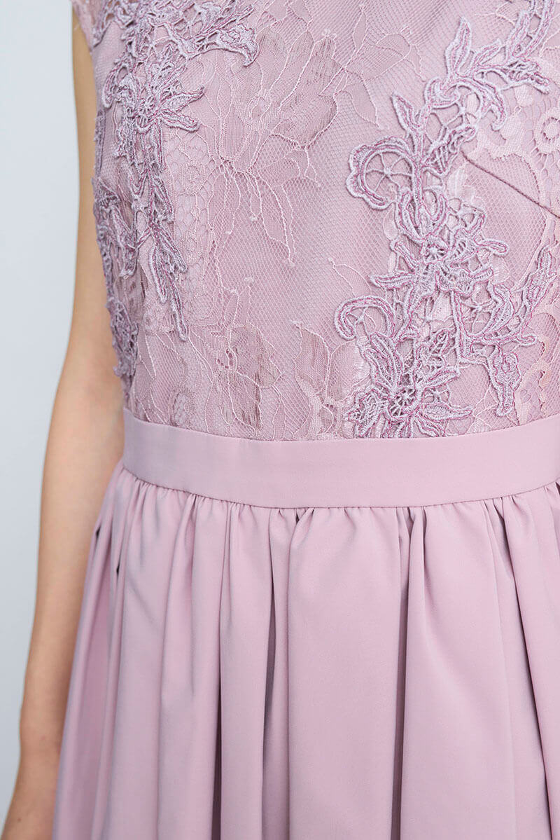 ピンクのエンブロイダリーフレアドレス