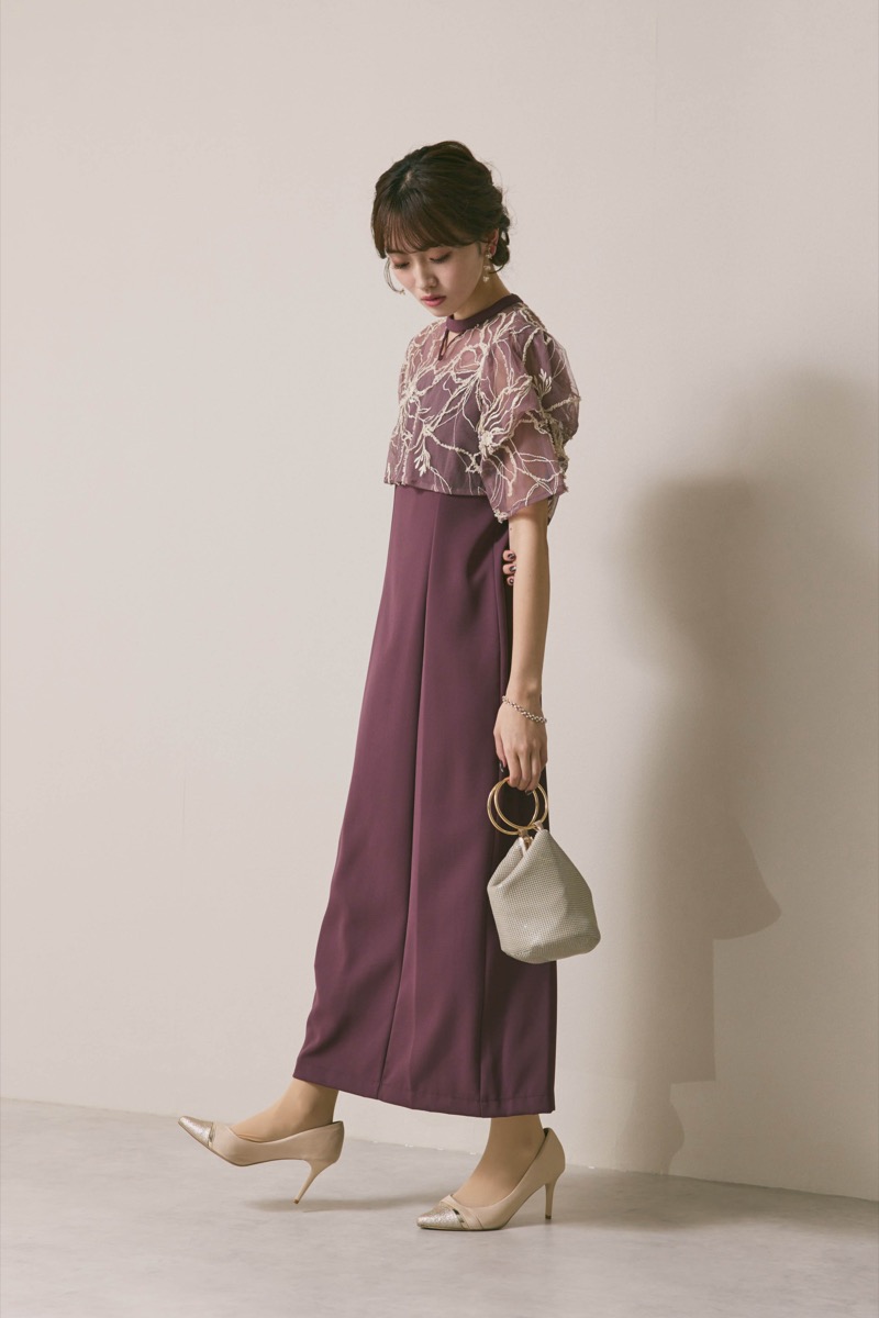 グレイッシュレッドのフラワーモール刺繍ドレス