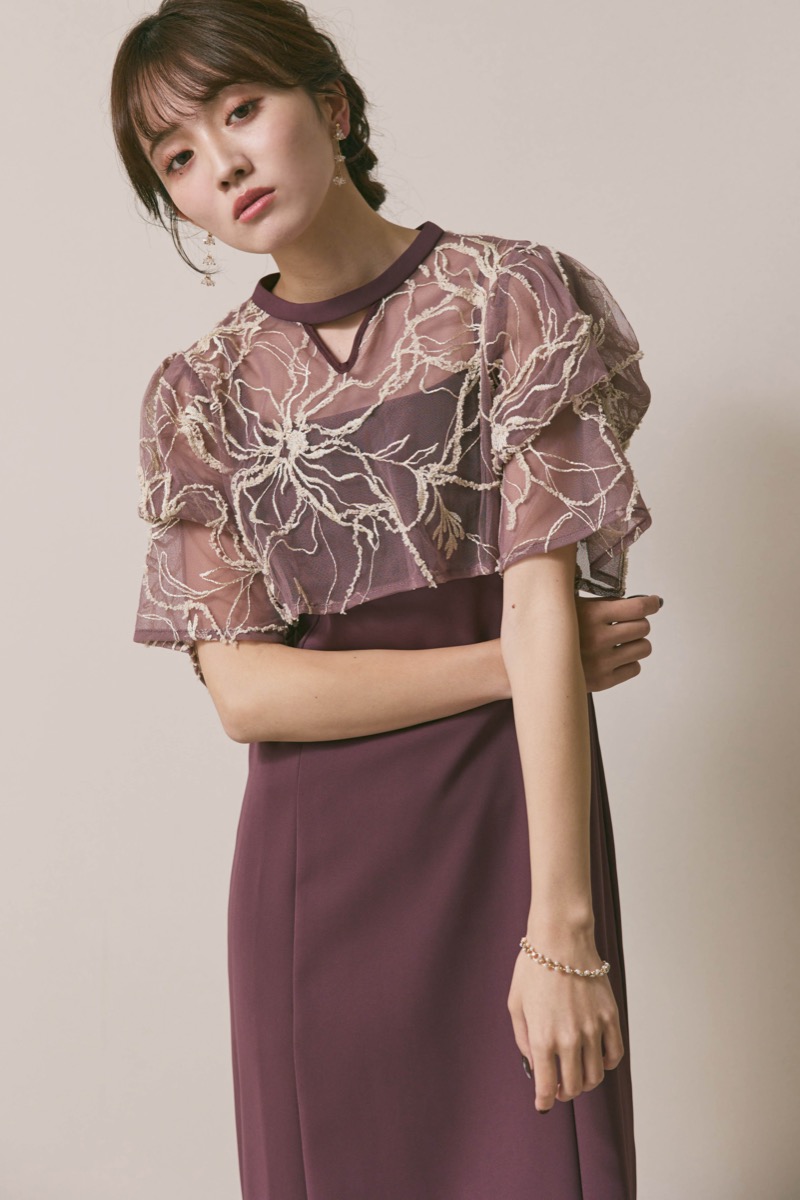 グレイッシュレッドのフラワーモール刺繍ドレス