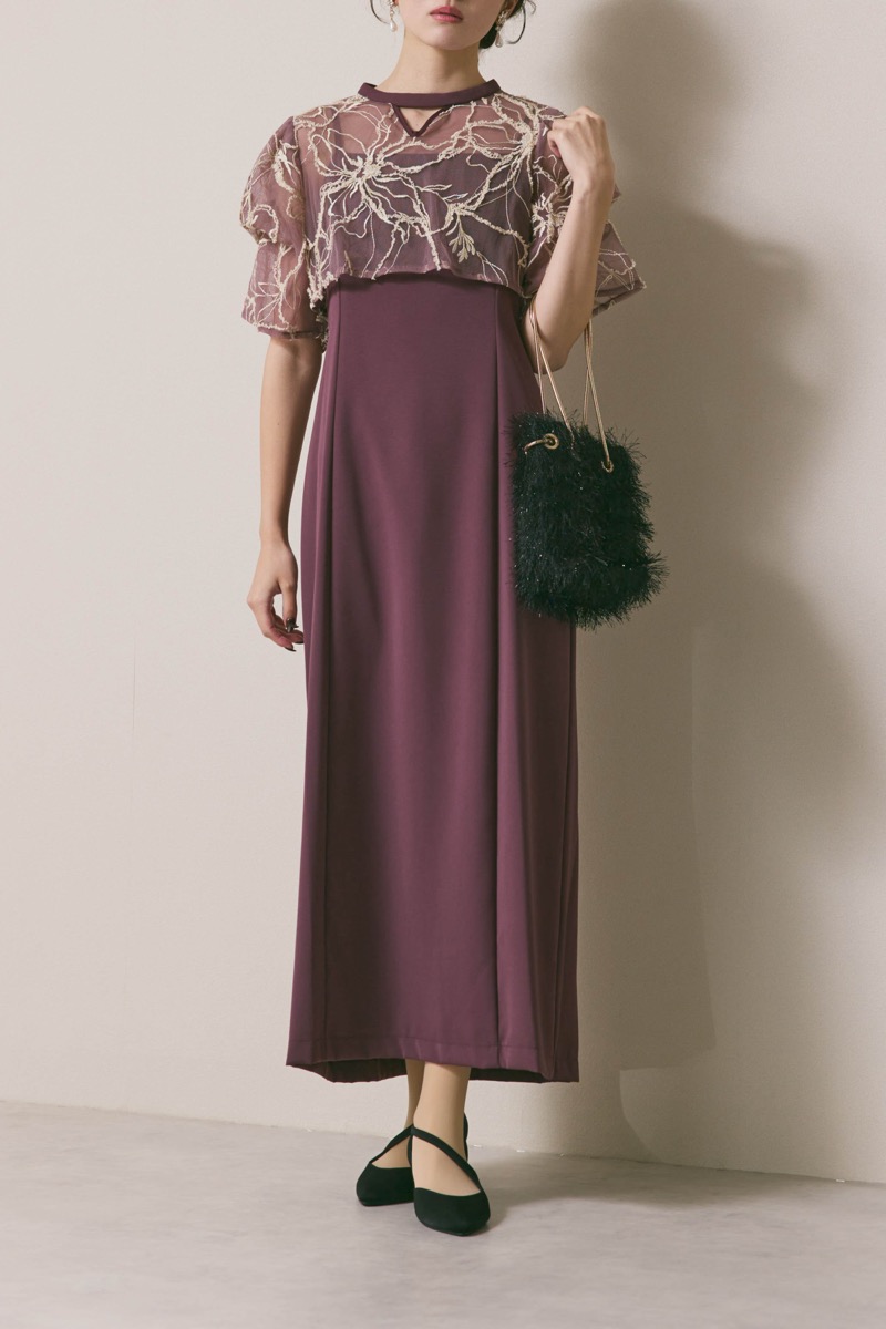 グレイッシュレッドのフラワーモール刺繍ドレス
