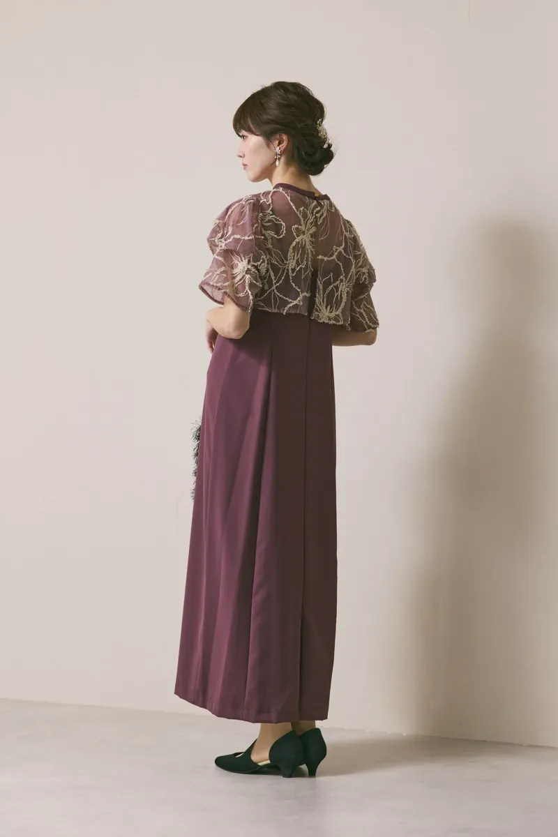 グレイッシュレッドのフラワーモール刺繍ドレス