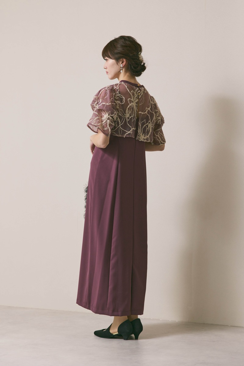 グレイッシュレッドのフラワーモール刺繍ドレス