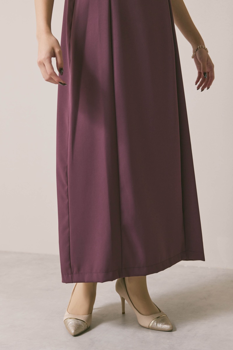 グレイッシュレッドのフラワーモール刺繍ドレス