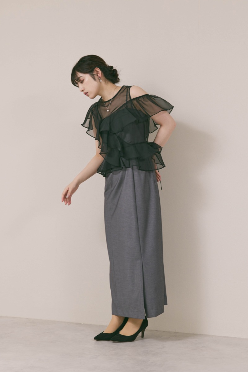 グレー×ブラックのラッフルブラウスセットドレス
