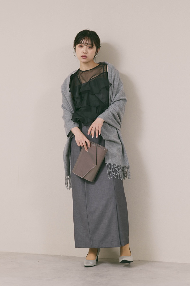 グレー×ブラックのラッフルブラウスセットドレス