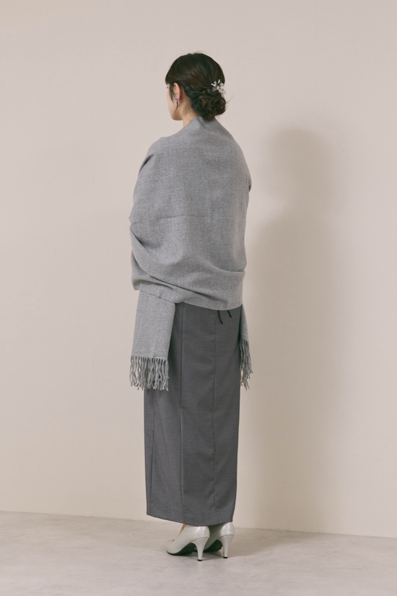 グレー×ブラックのラッフルブラウスセットドレス