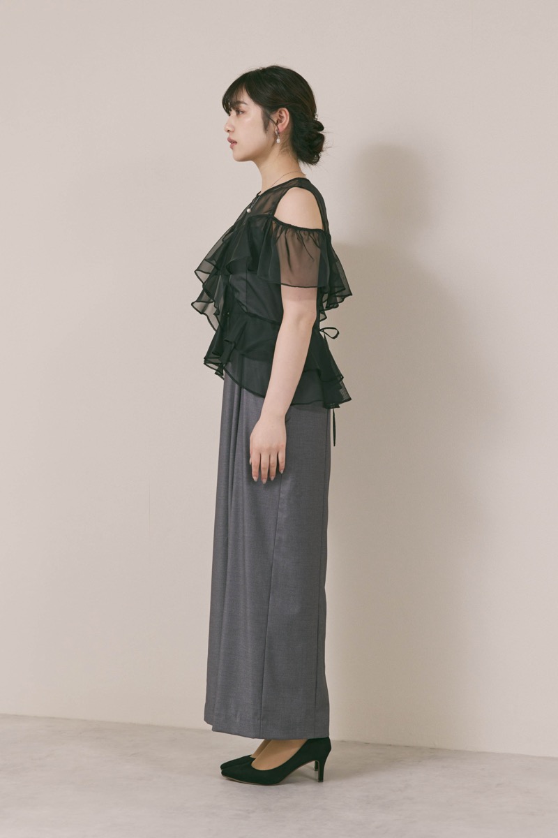 グレー×ブラックのラッフルブラウスセットドレス