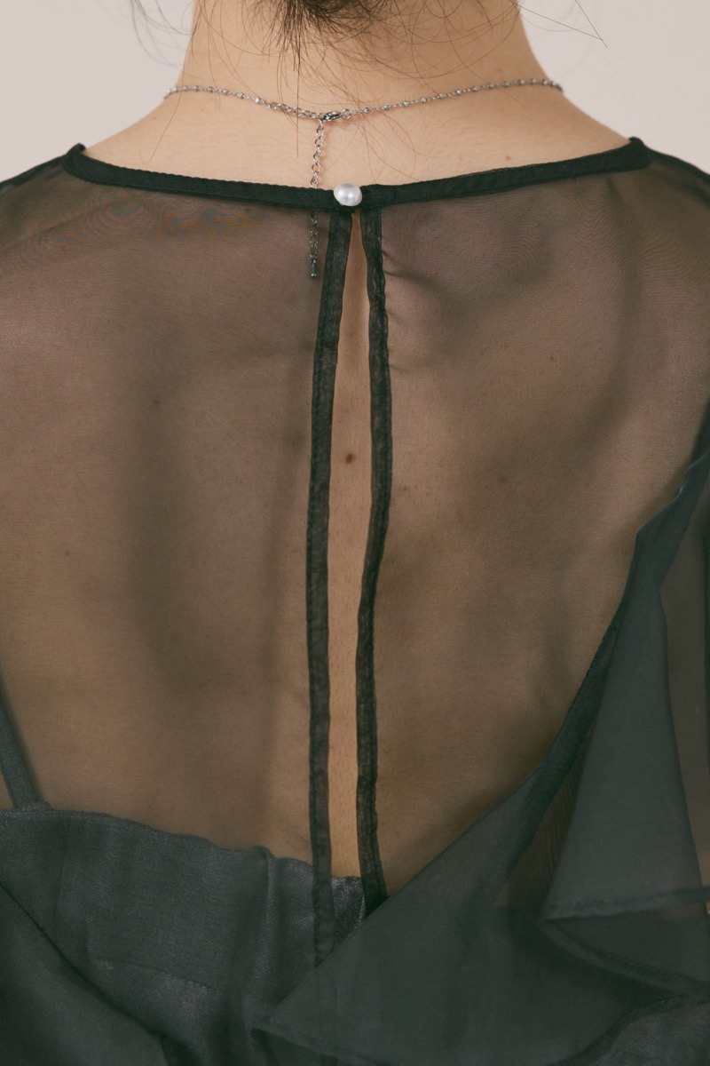 グレー×ブラックのラッフルブラウスセットドレス