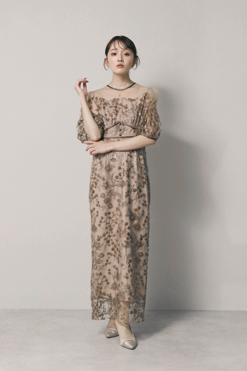 ベージュのフラワーエンブロイダリーパフスリーブドレス