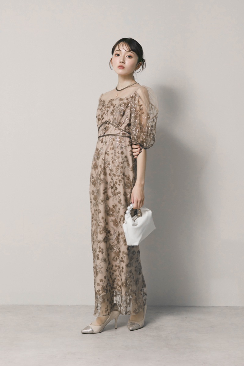 ベージュのフラワーエンブロイダリーパフスリーブドレス